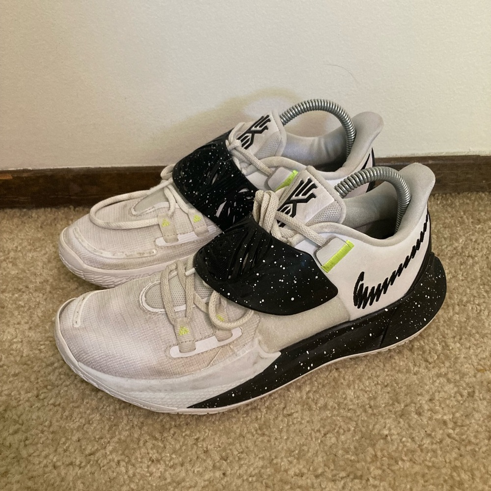 Nike Kyrie Low 3 Team. Men’s 7.5, Women’s 9.